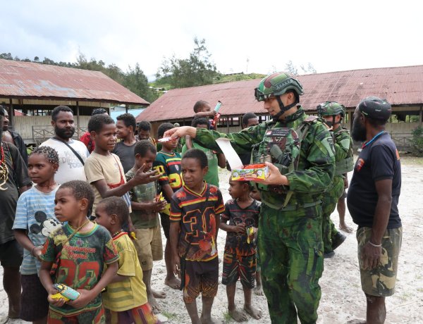 Dansatgas Yonif 621/Manuntung Turun Langsung Berbagi dengan Warga Gigobak, Pererat Kedekatan TNI dan Masyarakat Papua